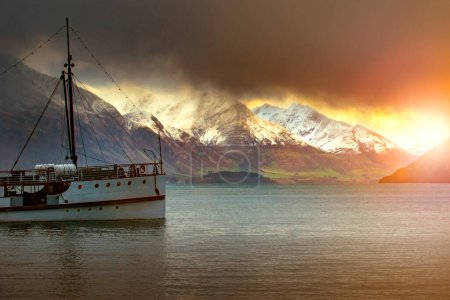 Téléchargez les photos : Beau paysage du lac wakatipu dans queentown sud de la Nouvelle-Zélande et l'une des destinations les plus populaires - en image libre de droit