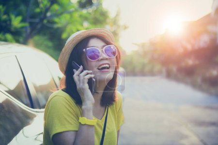 Téléchargez les photos : Femme parlant au téléphone avec le visage de bonheur - en image libre de droit