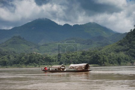 Téléchargez les photos : Bateau domestique naviguant dans la rivière maekong luang prabang nord de laos - en image libre de droit