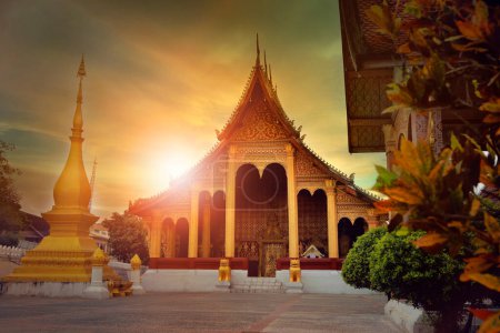 Téléchargez les photos : Wat Sensoukharam l'une des destinations de voyage les plus populaires à luangprabang, luang prabang est l'un des sites du patrimoine mondial de l'Unesco dans le nord de lao - en image libre de droit