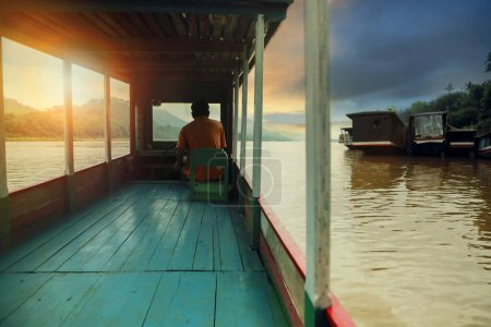 Téléchargez les photos : Voile dans la rivière mekong l'une des activités de voyage les plus populaires à luangprabang au nord de lao - en image libre de droit