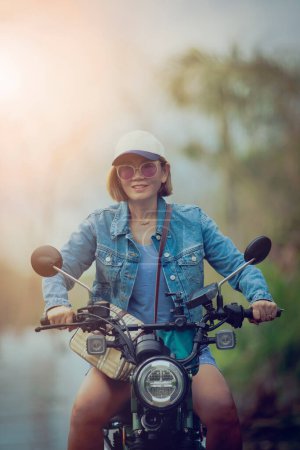Téléchargez les photos : Jolie femme équitation sport moto sur piste naturelle - en image libre de droit