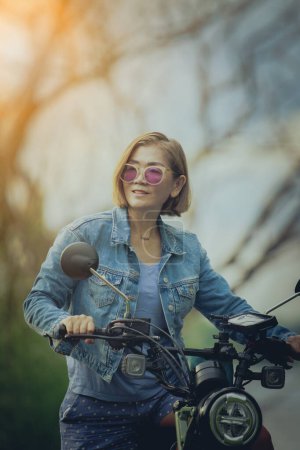 Téléchargez les photos : Jolie femme équitation sport moto sur piste naturelle - en image libre de droit