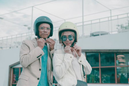 Téléchargez les photos : Portrait de couples asiatiques portant un casque de sécurité sur la rue de la ville - en image libre de droit