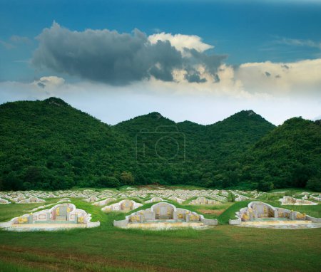 Téléchargez les photos : Paysage de mausolée chinois devant la montagne verte - en image libre de droit