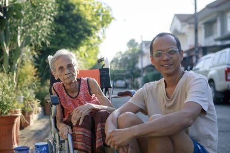 Téléchargez les photos : Fils asiatique et vieille mère bonheur avec détente temps à la maison village - en image libre de droit
