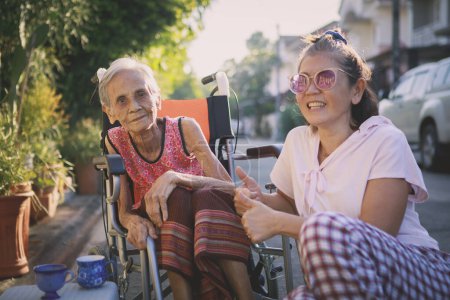 Téléchargez les photos : Asiatique dauther et vieille mère bonheur avec détente temps à la maison village - en image libre de droit