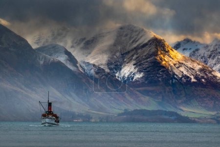 altes kribbelndes Boot segelt am Wakatipu-See im Süden Neuseeland und ist eines der beliebtesten Reiseziele