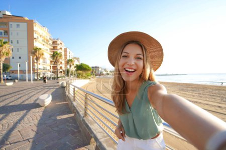Téléchargez les photos : Vacances en Calabre. Selfie fille sur Crotone promenade en Calabre, Italie du Sud. - en image libre de droit