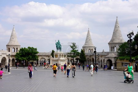 Téléchargez les photos : BUDAPEST, HONGRIE - 25 MAI 2022 : Bastion des pêcheurs avec la statue d'Étienne Ier de Hongrie, Budapest, Hongrie, Europe - en image libre de droit