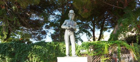 Foto de CROTONE, ITALIA - 5 DE SEPTIEMBRE DE 2022: Estatua de Rino Gaetano en Crotone, Calabria, Italia - Imagen libre de derechos
