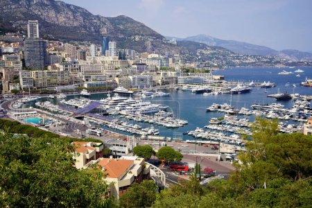 Téléchargez les photos : Monaco vue panoramique avec le port de Monte Carlo et les yachts - en image libre de droit