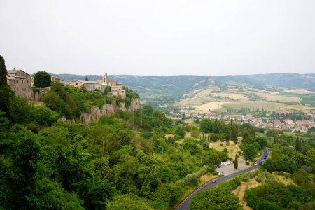 Foto de Beautiful panoramic view of forest, hills and valleys near Orvieto, Umbria, Italy - Imagen libre de derechos
