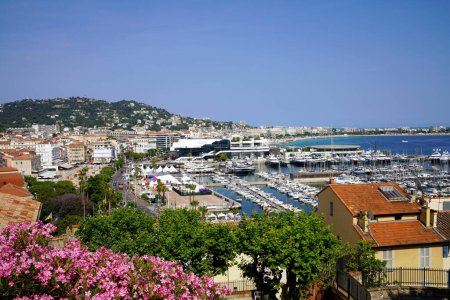 Foto de CANNES, FRANCE - JUNE 17, 2022: Cannes cityscape with port and yachts moored, France - Imagen libre de derechos