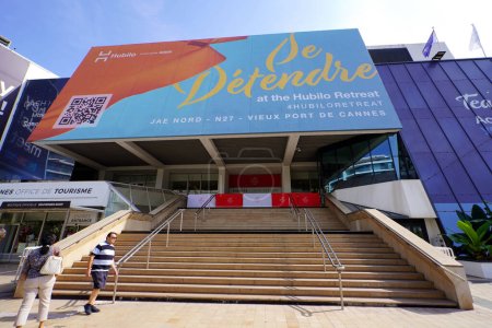 Foto de CANNES, FRANCE - JUNE 17, 2022: Palais des Festivals et des Congres is a convention centre in Cannes, France, the venue for the Cannes Film Festival - Imagen libre de derechos