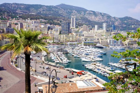 Téléchargez les photos : Vue panoramique aérienne spectaculaire de Monte Carlo avec Marina et Paysage Urbain, Monaco, Europe - en image libre de droit