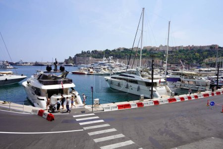 Téléchargez les photos : MONACO-VILLE, MONACO - 18 JUIN 2022 : Port Hercules dans le quartier de La Condamine, Monaco - en image libre de droit
