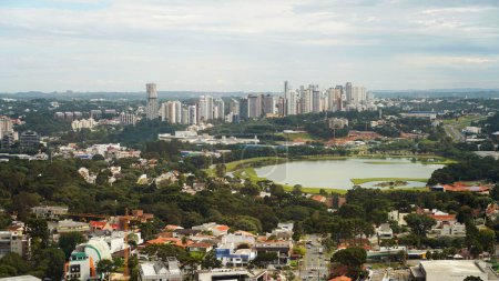 Curitiba Luftbild mit dem Barigui Park in der Mitte, Curitiba, Parana, Brasilien