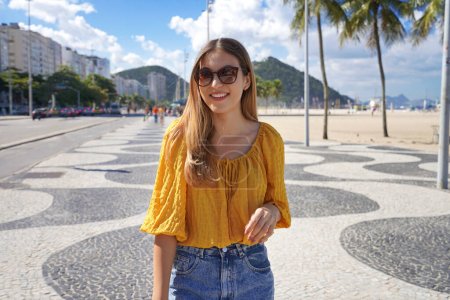 Téléchargez les photos : Fashion girl sur Copacabana beach promenade, Rio de Janeiro, Brésil - en image libre de droit