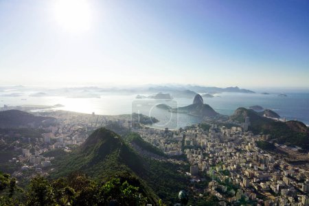 Increíble vista aérea de Río de Janeiro con la famosa Bahía de Guanabara desde la montaña Corcovado en Río de Janeiro, Brasil
