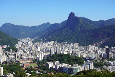 Foto de Paisaje urbano de Río de Janeiro con barrio Botafogo favela de Santa Marta y montaña Corcovado, Río de Janeiro, Brasil - Imagen libre de derechos