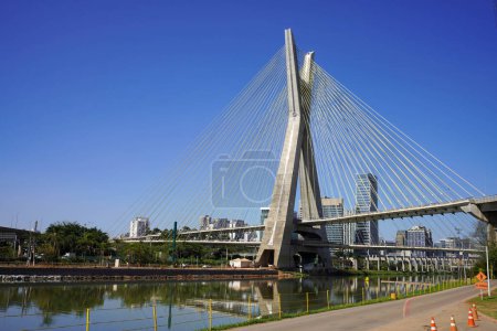 Foto de Octavio Frias de Oliveira Puente también conocido Ponte Estaiada es un puente de cable sobre el río Pinheiros en Sao Paulo, Brasil - Imagen libre de derechos