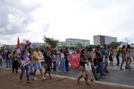 Téléchargez les photos : BRASILIA, BRESIL - 30 AOÛT 2023 : Manifestation populaire à Brasilia contre le "Marco Temporal" une thèse sur les terres indigènes au Brésil - en image libre de droit