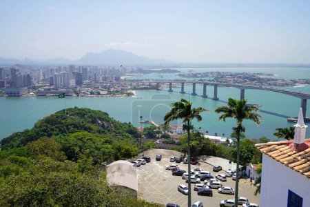 Foto de Vista aérea de la ciudad de Vitoria con puente Terceira Ponte, Espirito Santo, Brasil - Imagen libre de derechos
