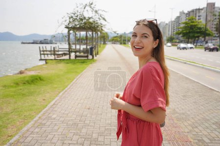 Téléchargez les photos : Portrait de femme souriante et détendue marchant sur la promenade Florianopolis, Santa Catarina, Brésil - en image libre de droit