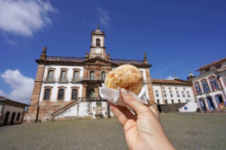 Pao de queijo (pain de fromage brésilien) sur la place Tiradentes, Ouro Preto, Minas Gerais, Brésil, la ville est inscrite au patrimoine mondial de l'UNESCO