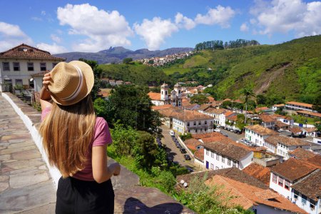 Mujer viajera disfrutando del paisaje urbano de la histórica ciudad de Ouro Preto, Minas Gerais, Brasil