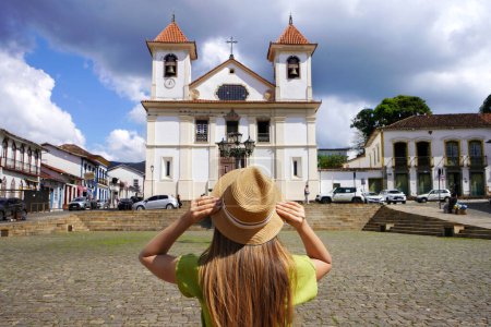Turismo en Mariana, Brasil. Vista posterior de la joven turista en la plaza de la Catedral de Mariana en Minas Gerais, Brasil.