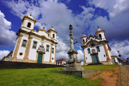 Églises jumelles à Mariana city : Notre-Dame du Mont Carmel et les églises Saint François d'Assise, Mariana, Minas Gerais, Brésil