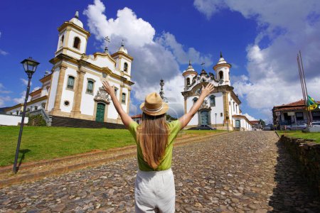 Turismo en Minas Gerais, Brasil. Chica viajera visitando la histórica ciudad de Mariana con arquitectura colonial barroca, Brasil.