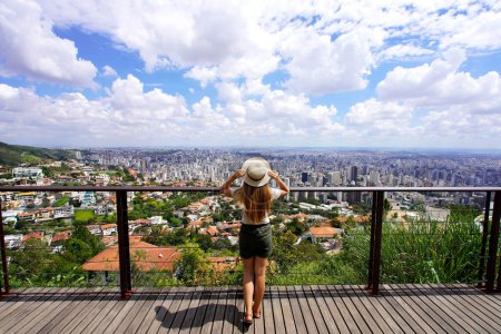 Femme touristique profitant du paysage urbain de Belo Horizonte, Minas Gerais, Brésil