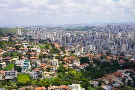 Rascacielos y mansiones de lujo en el área metropolitana de Belo Horizonte en el estado de Minas Gerais, Brasil