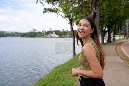 Schöne junge Frau am Ufer des Pampulha-Sees, Belo Horizonte, Minas Gerais, Brasilien