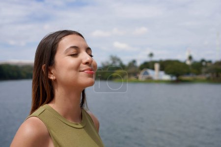 Junge Frau atmet frische Luft am See von Pampulha, Belo Horizonte, Brasilien