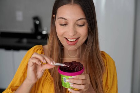 Brasilianisches Mädchen isst Acai-Eis zu Hause