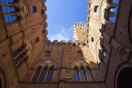 Vue de l'intérieur La Torre del Mangia une tour à Sienne, dans la région Toscane de l'Italie.