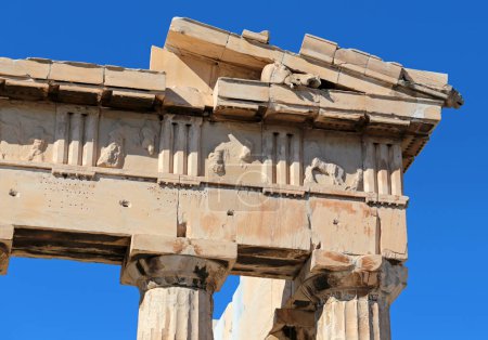 Detalle de la arquitectura del antiguo templo en la Acrópolis, Grecia. Foto de alta calidad.