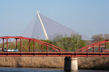 Foto de En primer plano el puente de hierro y en el fondo el puente de cable sobre el río Tajo - Imagen libre de derechos