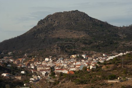 Foto de Paisaje del pueblo de El Real de San Vicente y la Montaña del Oso, Toledo España - Imagen libre de derechos