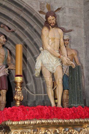 Foto de Semana Santa, semana de la pasión, pasaje escultórico de Jesucristo ligado a la columna. - Imagen libre de derechos
