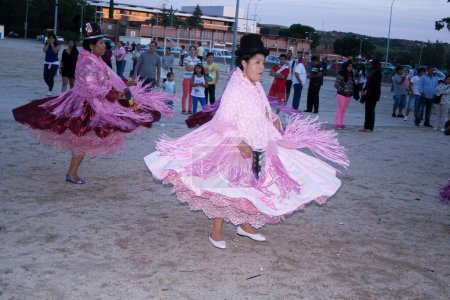 Foto de Mujer boliviana con traje de baile típico - Imagen libre de derechos