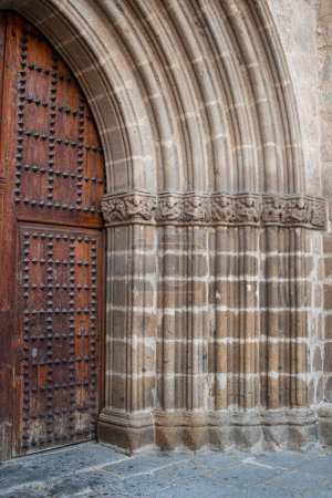 Foto de La puerta principal de la iglesia colegiata Talavera es una obra de estilo gótico-mudéjar que se abre en la fachada occidental del templo.. - Imagen libre de derechos