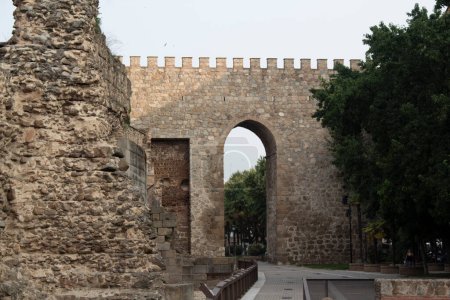 Foto de La muralla de Talavera de la Reina es una obra defensiva que data de los siglos IX al XIV y que rodeó la ciudad española situada en la provincia de Toledo. - Imagen libre de derechos