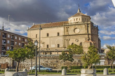 The faade of Santa Catalina in Talavera de la Reina is a testament to the rich architectural and cultural history of the city. This emblematic place, also known as the Convent of Santa Catalina, was founded in the 14th century