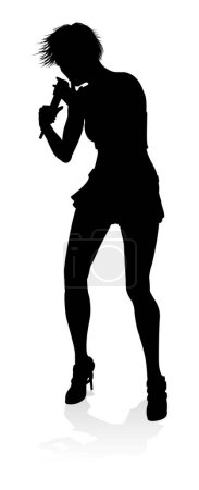 Foto de Una mujer cantante pop, música country, estrella de rock o incluso rapero hiphop cantante cantando en silueta - Imagen libre de derechos