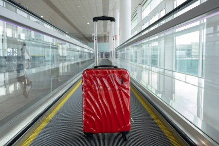 rotes Gepäck auf Rädern am Flughafen. Hochwertiges Foto